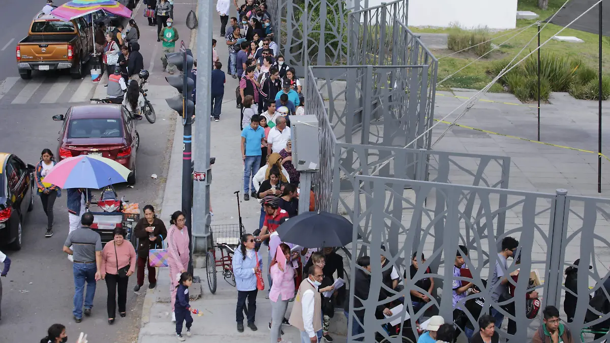 Largas filas y espera en el Parque Ecológico de Puebla por cambio de tarjetas del Banco de Bienestar